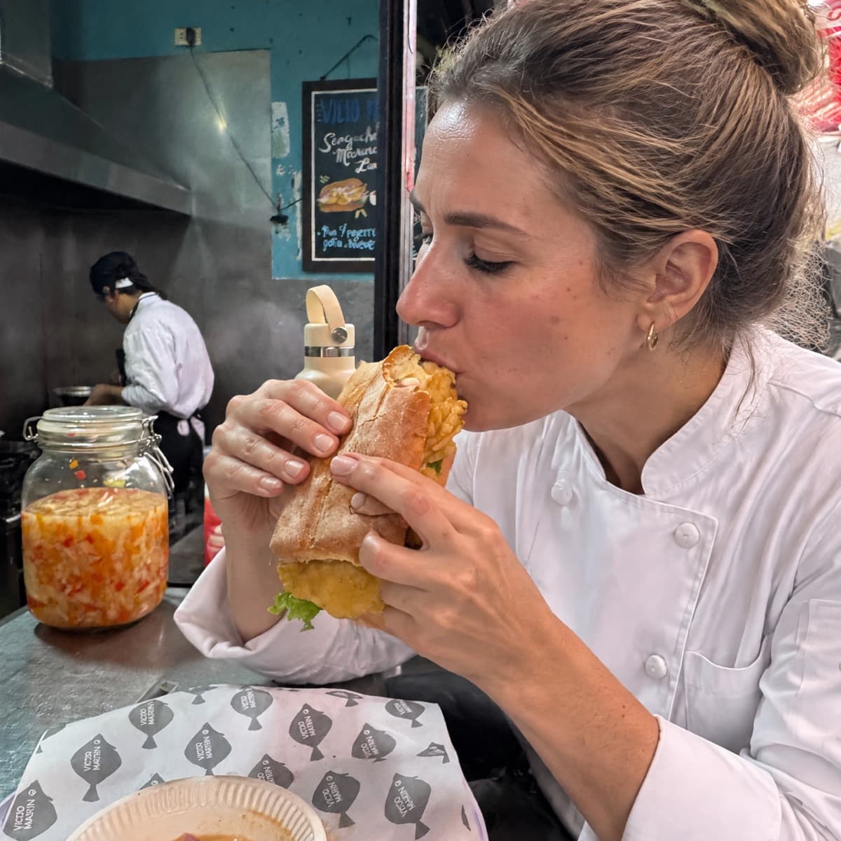 Chef tasting pan con pejerrey